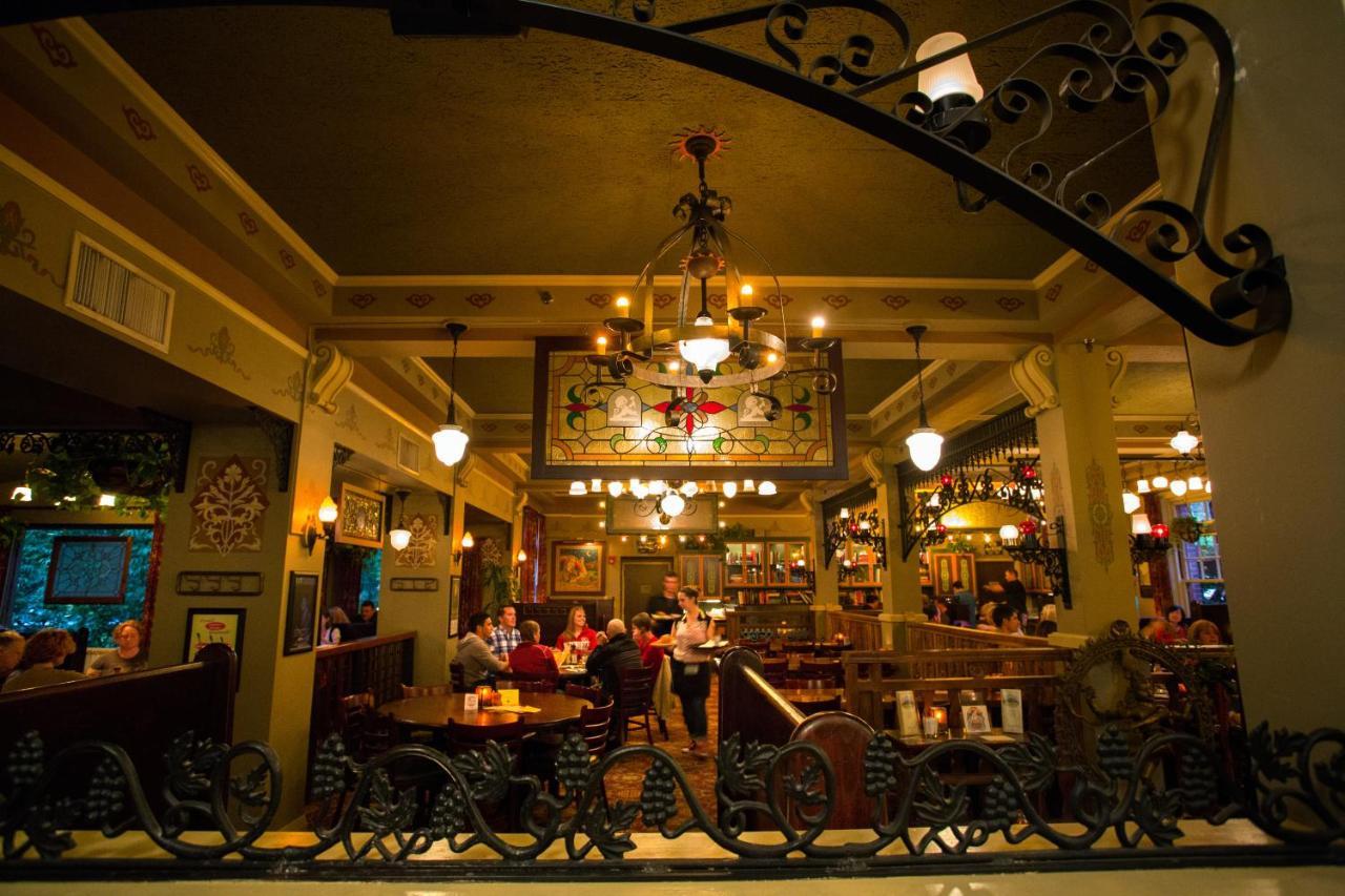 Mcmenamins Grand Lodge Forest Grove Bagian luar foto
